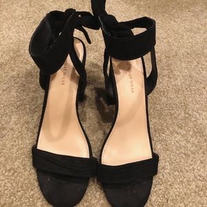 ▪️2” black heels that tie in the back▪️